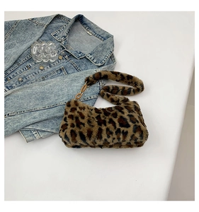 Détail du sac bandoulière léopard en fausse fourrure avec chaîne élégante ambrée