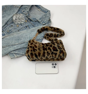 Détail du sac à bandoulière en peluche imprimé léopard avec des maillons en ambre élégants