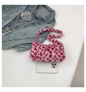 Sac à main léopard rose en fausse fourrure avec chaîne élégante et texture peluche