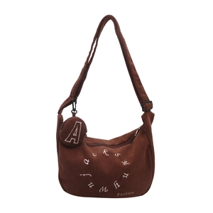 Sac hobo en velours côtelé marron avec bandoulière réglable et porte-monnaie assorti