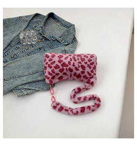 Gros plan détaillé du sac à bandoulière en fausse fourrure léopard rose avec chaîne rose