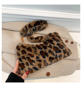 Détail du sac à main en peluche léopard avec fausse fourrure et anneau en métal doré