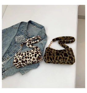 Détail de deux sacs sous le bras en peluche léopard avec fausse fourrure et anneaux de chaîne