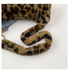 Détail du sac léopard en peluche avec texture douce en fausse fourrure et anneau doré