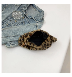 Vue détaillée du sac en peluche léopard avec chaîne dorée et doublure intérieure noire
