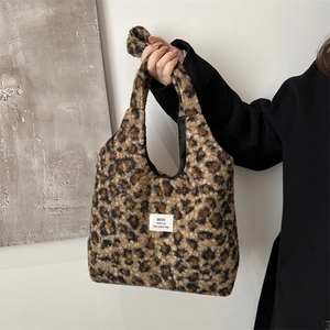 Tragetasche mit Leopardenmuster aus Kunstpelz und weicher Plüsch-Textur für Damen