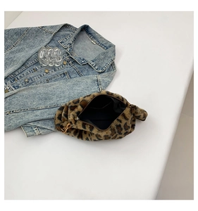 Détail du sac à main en peluche léopard avec fermeture éclair sur veste en jean