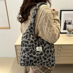 Flauschige graue Handtasche mit Leopardenmuster aus Kunstpelz und weicher Textur für Damen