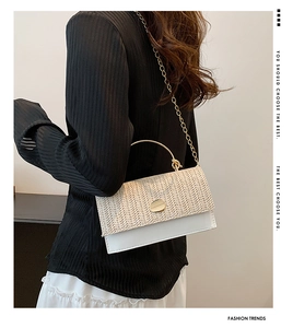 Détail du sac bandoulière en paille tissée et cuir blanc avec poignée en métal doré