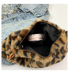 Détail de l'intérieur d'un sac en peluche léopard avec fermeture éclair et poche interne