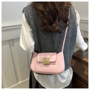 Detail of pink crossbody bag with a square golden metallic buckle and smooth leather finish