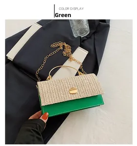 Détail du sac tressé vert et beige avec anse ronde dorée et bandoulière en chaîne