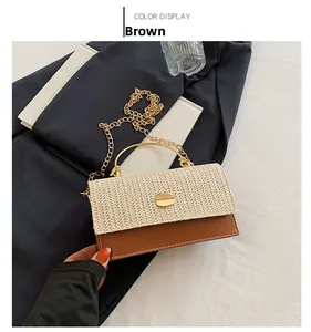 Détail du sac en paille et cuir marron avec poignée en métal doré et bandoulière chaîne