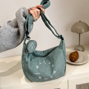 Bolso hobo de pana en azul salvia con monedero a juego y bordado blanco elegante