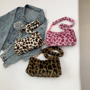 Sac Sous le Bras en Fausse Fourrure Imprimé Léopard pour Femme Sac à Épaule en Peluche Vintage Avec Chaîne en Résine