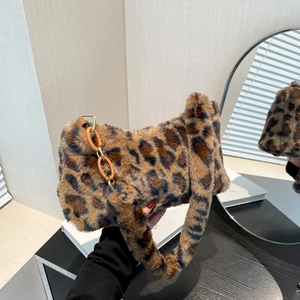 Sac à épaule chic en fausse fourrure léopard avec détails de chaîne en résine