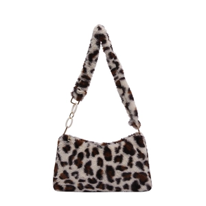 Sac bandoulière en fausse fourrure léopard avec texture peluche et anneau blanc