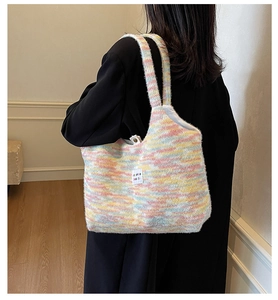 Dettaglio della borsa tote colorata in peluche con etichetta logo sulla tracolla