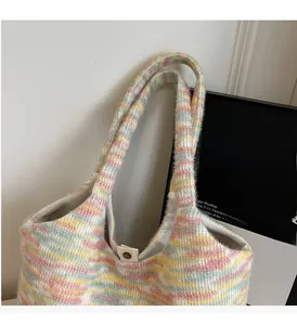 Dettaglio della borsa shopper in maglia con strisce colorate rosa giallo verde bianco