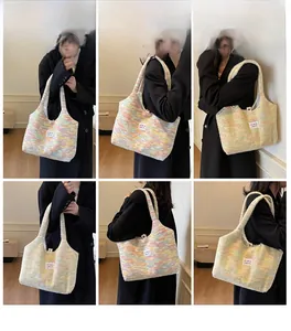 Collage di sei viste della borsa tote in maglia colorata con tracolla ed etichetta tessuta