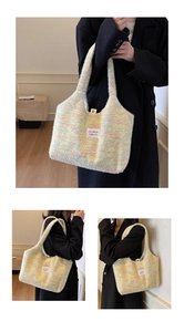 Dettaglio della borsa tote in maglia arcobaleno con trama morbida ed etichetta del marchio