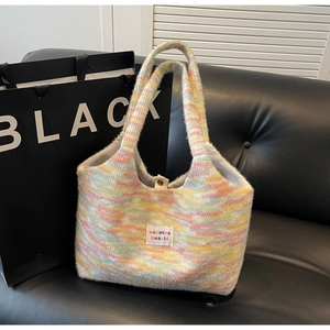 Dettaglio macro della borsa tote in maglia arcobaleno con texture morbida e bottone