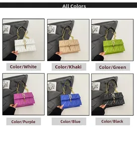 Detailweergave van gewatteerde crossbodytassen in zes kleuren met gouden kettingen