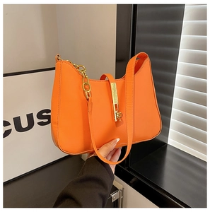 Detail der orangefarbenen Halbmondtasche aus mattem PU-Leder mit goldener Kette