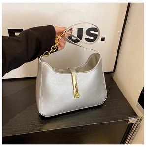 Details der silbernen PU-Mondtasche mit elegantem Goldverschluss und Hybrid-Kettenriemen