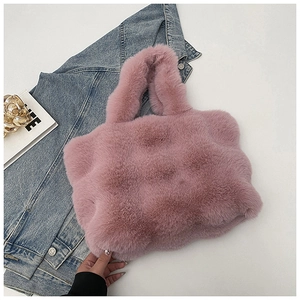 Gros plan du sac cabas en peluche rose montrant la texture douce et la poignée