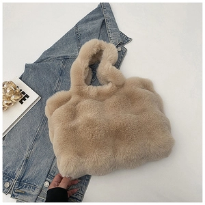 Détail du sac cabas en fausse fourrure marron clair associé à une veste en jean décontractée