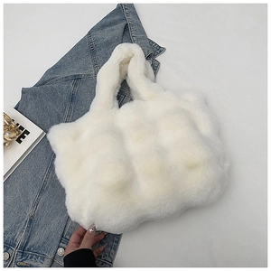 Détail du sac cabas en peluche blanche avec texture matelassée nuage et fausse fourrure