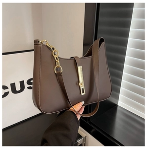 Detailansicht der dunkelbraunen PU-Leder Hobo-Tasche mit Goldkette und Metallschnalle