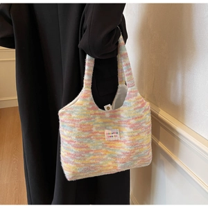 Dettaglio della borsa tote in maglia a righe arcobaleno con etichetta sozakka beauté