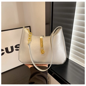 Detailansicht der silbernen PU-Leder Hobo-Tasche mit Goldkette und Metalldruckknopf