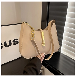 Detailaufnahme der beigen PU-Leder-Hobo-Tasche mit goldener Kette und Metallverschluss
