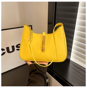 Detailansicht der gelben PU-Lederstruktur mit eleganter goldener Metallschnalle und Kette