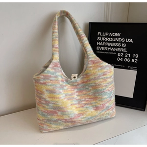 Dettaglio della borsa tote in maglia colorata con strisce arcobaleno pastello e chiusura