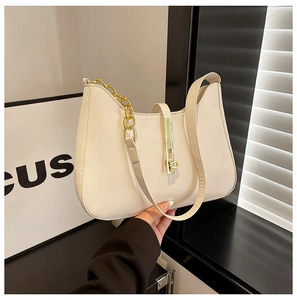 Detail der cremefarbenen PU Hobo-Tasche mit goldener Schnalle und Gliederkette