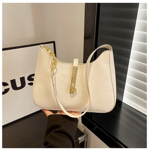 Detailansicht der weißen PU-Hobo-Tasche mit Goldkette und vertikalem Metallverschluss