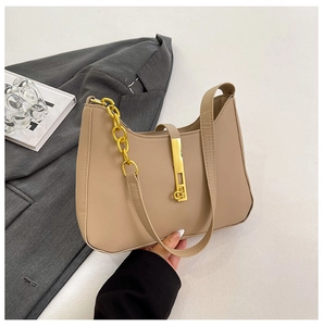 Detailaufnahme der beige PU-Schultertasche mit goldener Kette und Metallverschluss