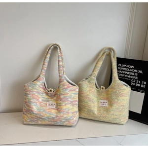 Dettaglio delle borse tote in maglia arcobaleno con morbida trama e fodera in tessuto