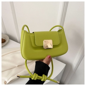 Détail du sac baguette vert fluo avec boucle dorée et bandoulière nouée