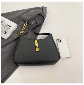 Detail der schwarzen PU-Leder Handtasche mit goldener Kette und elegantem Verschluss