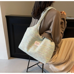 Dettaglio di una borsa tote in peluche lavorata a maglia colorata con texture in pelliccia