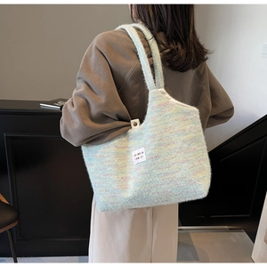 Dettaglio della borsa tote arcobaleno in morbido mohair lavorato a maglia colorata