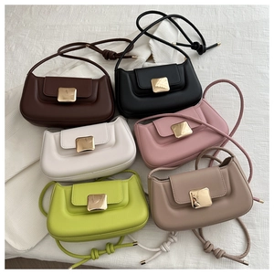 Vue à plat de plusieurs sacs baguette en six couleurs avec boucles dorées chic