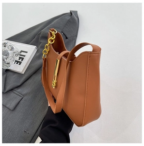 Detail der braunen PU-Leder Hobo-Tasche mit goldener Schnalle und grober Kette