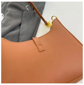 Detail der karamellbraunen PU-Lederhandtasche mit glatter Textur und goldener Metallschnalle