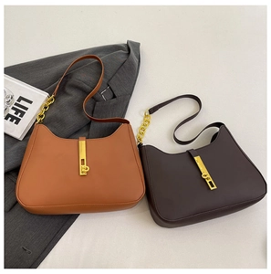 Nahaufnahme von Retro-Hobo-Taschen mit Metallverschlüssen und goldenen Kettengurten